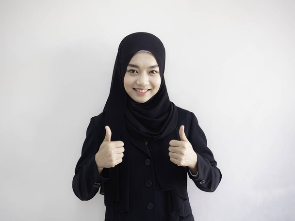 Isolado com caminho de recorte. Mulher muçulmana asiática bonita inteligente em kurung moderno e hijab. Emoção humana positiva expressão facial linguagem corporal
. - Foto, Imagem
