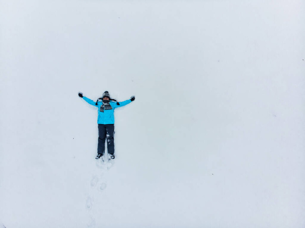 nad głową widok kobieta co śnieg anioł zima sezon - Zdjęcie, obraz