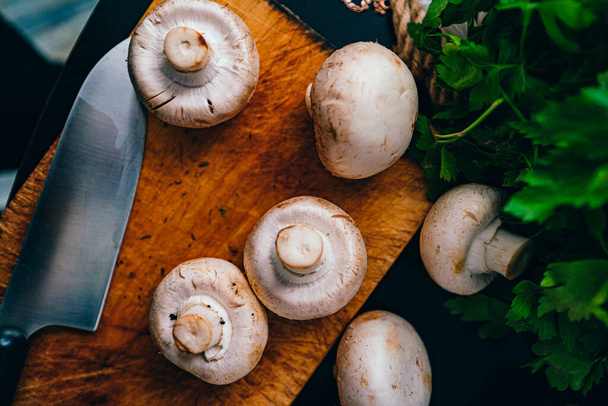 mushrooms on a cutting board - Valokuva, kuva