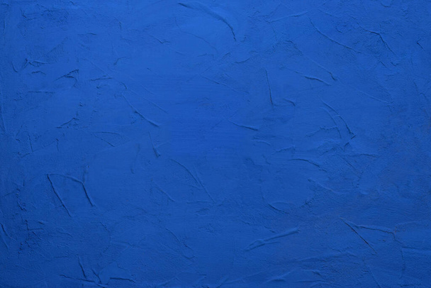 Abstraktionsblaue Hintergrundtextur. Verputzte Wand - Foto, Bild