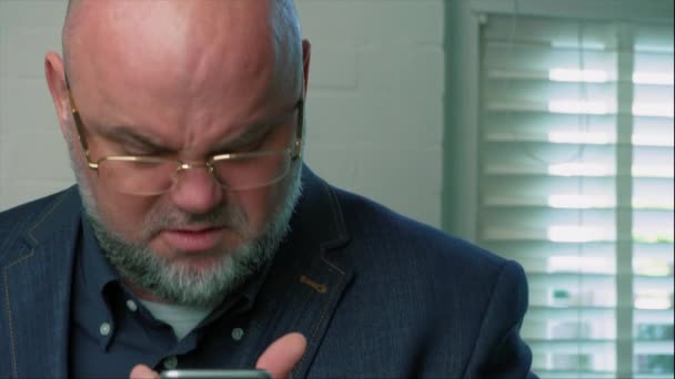  Angry emotional man screaming at the interlocutor talking on a smartphone - Filmagem, Vídeo