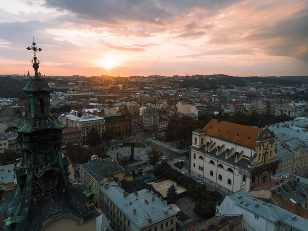 lever de soleil au-dessus de la tour de l'église de la ville copier espace
 - Photo, image