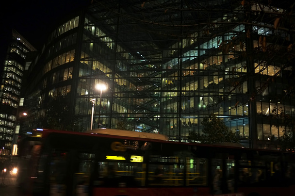 Biuro światła w nocy na budynku wieży - Zdjęcie, obraz