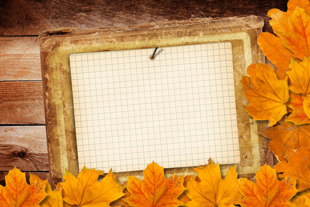 Old grunge paper with autumn leaves on the wooden background - Foto, Imagem