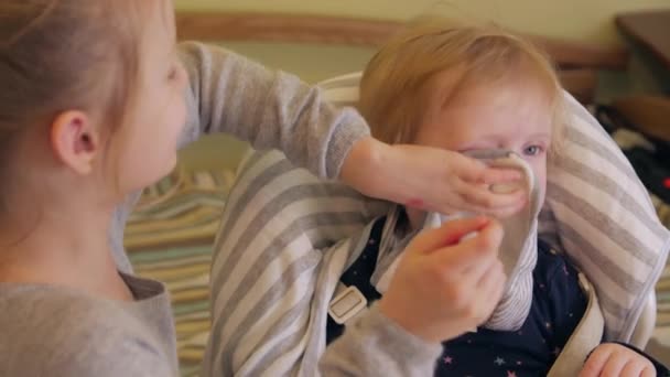 Nővér etetés Baby - Felvétel, videó