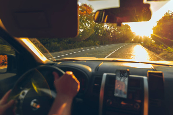 concepto de viaje por carretera hombre manos en la navegación del volante en el teléfono otoño otoño temporada - Foto, Imagen