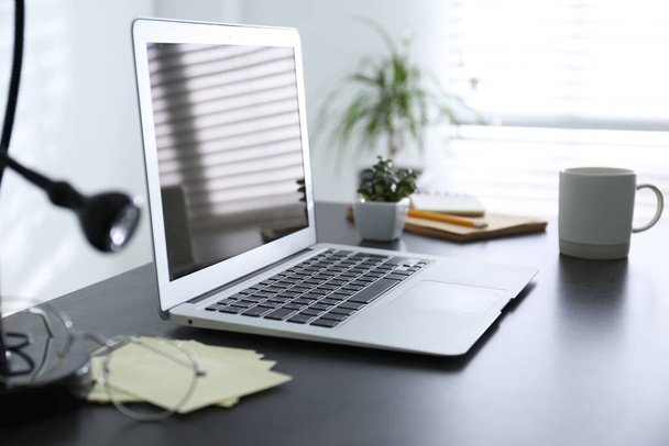 Moderní laptop na kancelářském stole. Stylové pracoviště - Fotografie, Obrázek