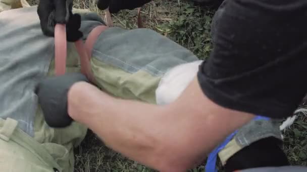 Bandaging mão primeiros socorros
 - Filmagem, Vídeo
