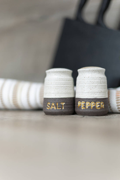 Salt and Pepper shakers a konyhában munkaterület. - Fotó, kép