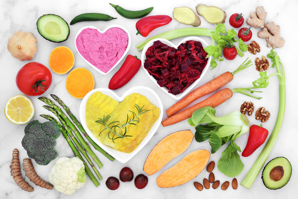 Здоров'я їжі для здорового серця та серцево-судинної системи з фруктами, овочами, рибою, паличками, горіхами, спеціями та травами. Високий вміст омега-3, антиоксидантів, білків, антоціанів та клітковини з низьким вмістом GI. Плоский прошарок
. - Фото, зображення