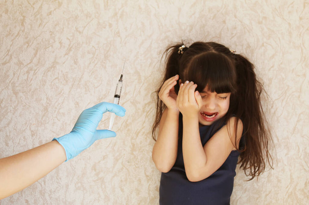 εμβολιασμός των παιδιών. Μια ένεση. Επιλεκτική εστίαση - Φωτογραφία, εικόνα