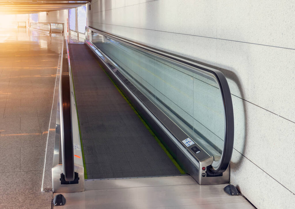 Tyhjä matkustaja lentoaseman terminaalin terminaalissa matkustajien nopeutettua siirtoa varten
 - Valokuva, kuva