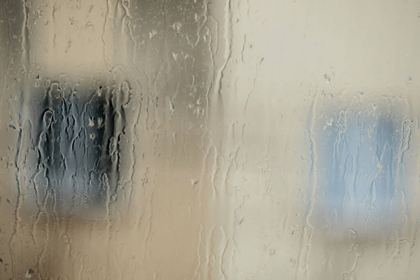 chuva cai sobre o vidro à noite
 - Foto, Imagem