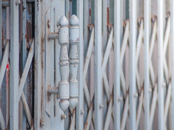 Tiradores de puerta de acero de la vieja puerta corredera (puerta, mango, vintage
) - Foto, Imagen