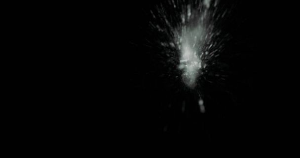 Σπασμένες ρωγμές αποτέλεσμα θραύσης γυαλιού υφή απομονωμένη αφηρημένη μαύρο φόντο. Σφαίρα ραγισμένο παράθυρο με μεγάλη τρύπα οθόνη καθρέφτη όπλο πυροβόλησε. - Φωτογραφία, εικόνα