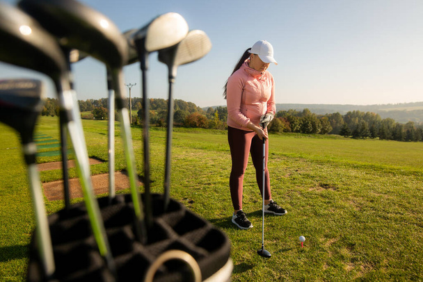 Woman golf beginner trying to play golf on the training golf ground, sport concept - Zdjęcie, obraz