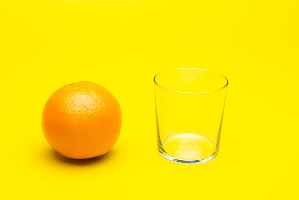 La naranja es una fruta cítrica de sabor dulce con un toque ácido, piel de naranja y rica en vitamina C; jugos refrescantes se hacen del jugo de naranja
. - Foto, imagen