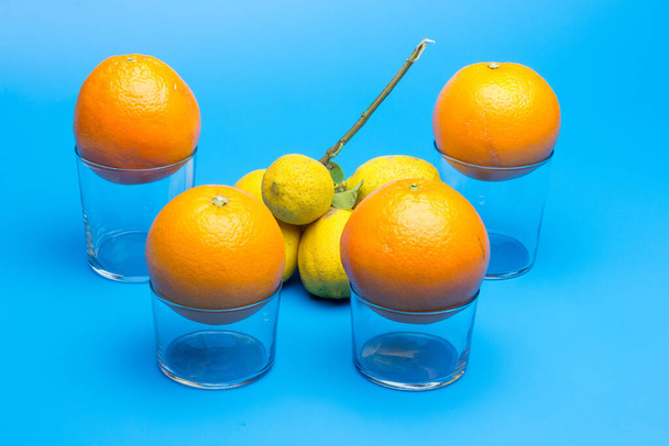 Sitrushedelmät, appelsiinit ja sitruunat, appelsiininkuori appelsiinit ja sitruunankuori keltainen; Ruoanlaitossa käytettävät sitrushedelmien nahat, sen hedelmistä terveelliset mehut uutetaan, runsaasti vitamiineja
. - Valokuva, kuva