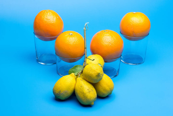 Cítricos, naranjas y limones, naranjas de cáscara de naranja y cáscara de limón amarilla; Las pieles de cítricos utilizados en la cocina, de sus jugos saludables de frutas se extraen, ricas en vitaminas
. - Foto, Imagen
