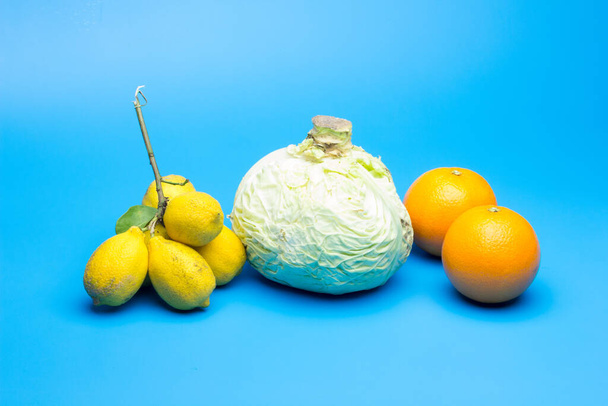 Зеленая капуста, оранжевый и лимонно-желтый, цитрусовые и овощи
 - Фото, изображение