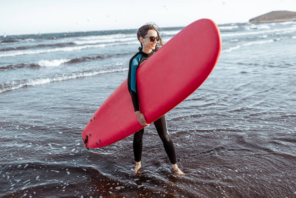 Frau mit Surfbrett am Strand - Foto, Bild