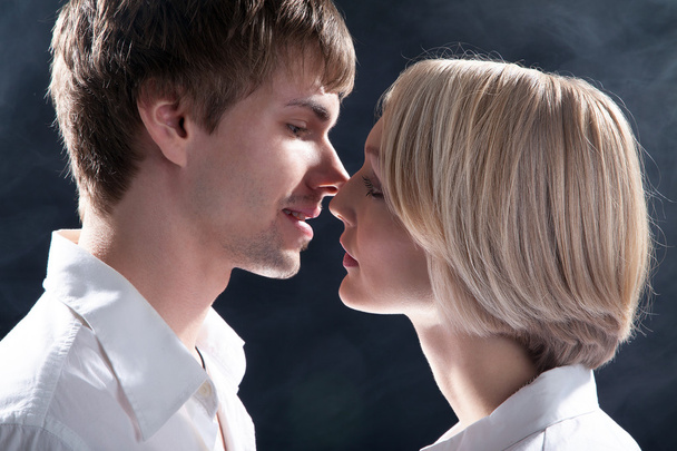 Любовная пара целуется
 - Фото, изображение