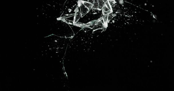 Fracturas rotas efecto de fractura de vidrio textura aislado fondo negro abstracto. Ventana de bala agrietada con gran agujero pantalla espejo arma disparo
. - Foto, imagen