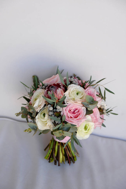 Svatební květiny, svatební kytice. Dekorace z růží, pivoňky a dekorativních rostlin, detailní záběr, selektivní zaměření, nikdo, předměty. kopírovat prostor - Fotografie, Obrázek