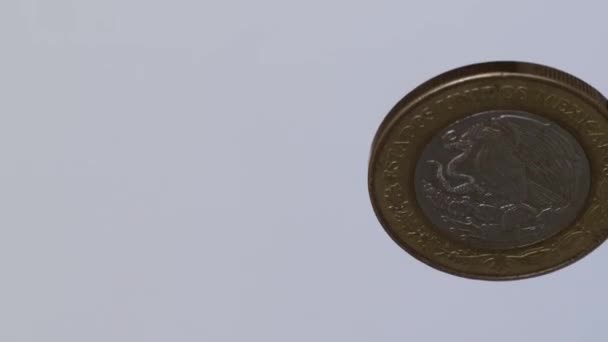 10 Pesos Münze mit Xiuhtecuthli drauf - Filmmaterial, Video