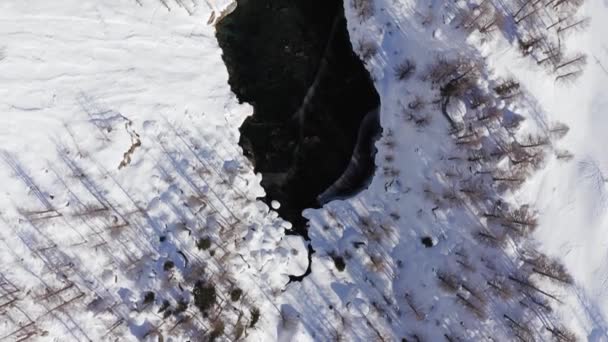 κορυφή άποψη εναέρια πάνω χιονισμένο μπλε αλπική λίμνη στην ηλιόλουστη χειμωνιάτικη μέρα.Ευρώπη Άλπεις βουνά υπαίθρια institer.4k drone εναέρια πτήση καθιερώνοντας πυροβολισμό - Πλάνα, βίντεο