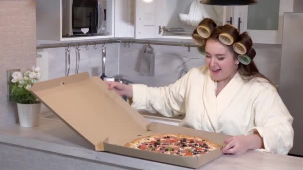 Plus size girl opening pizza box - Felvétel, videó