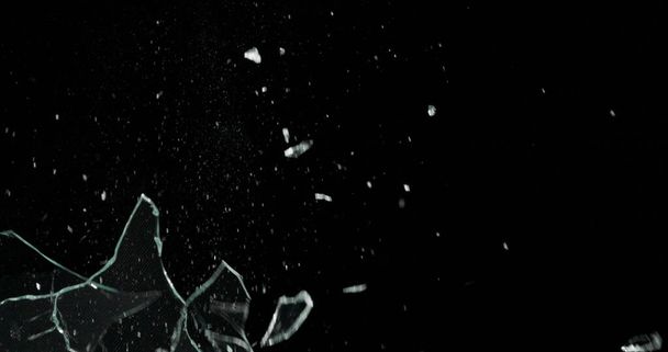 Rachaduras quebradas fratura de vidro efeito textura isolado abstrato fundo preto. Bala rachado janela com grande buraco tela espelho arma tiro
. - Foto, Imagem