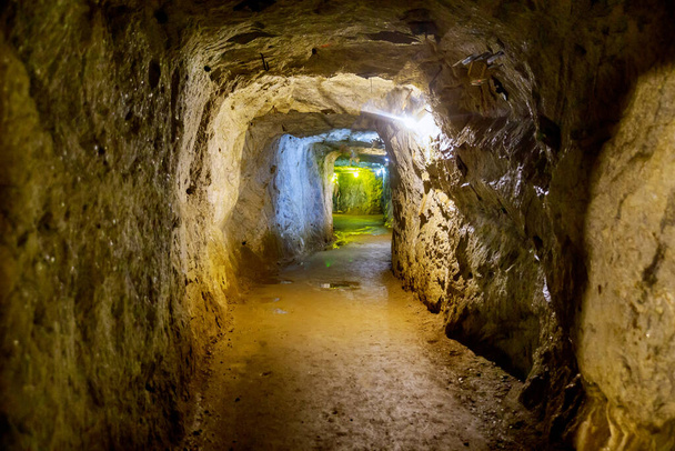 Corredor em uma mina histórica com luzes e trilhos em NJ Portugal
 - Foto, Imagem