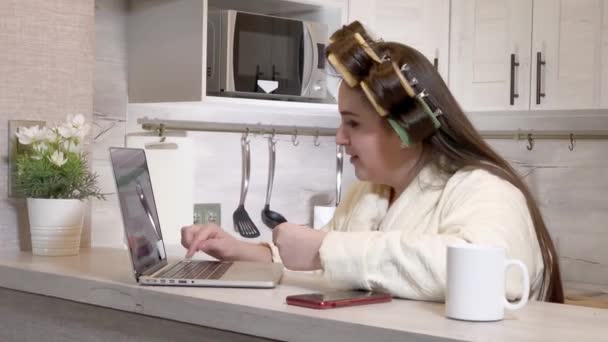 Nainen maksaa ostoksen verkossa luottokortilla kannettavan tietokoneen avulla
 - Materiaali, video