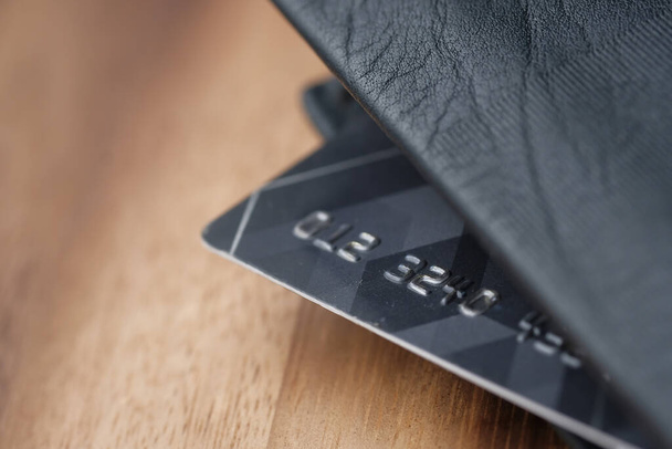 Primer plano de la tarjeta de crédito en la cartera en la mesa
 - Foto, Imagen