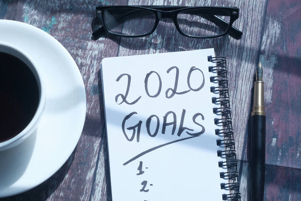 Cierre de los objetivos del año nuevo 2020 en el bloc de notas
  - Foto, imagen