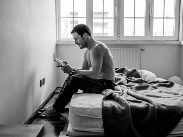 Человек, читающий в своей спальне черным по белому
 - Фото, изображение