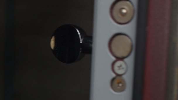 verrouille une serrure de porte avec une clé
 - Séquence, vidéo