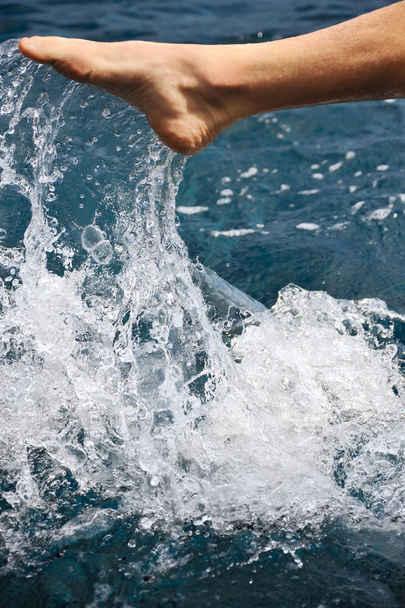 Nožní mladíka ve vodě - úvodní - Fotografie, Obrázek
