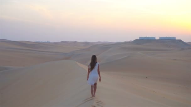 Дівчинка серед дюн пустелі Руб-ель-Халі в Об'єднаних Арабських Еміратах. - Кадри, відео