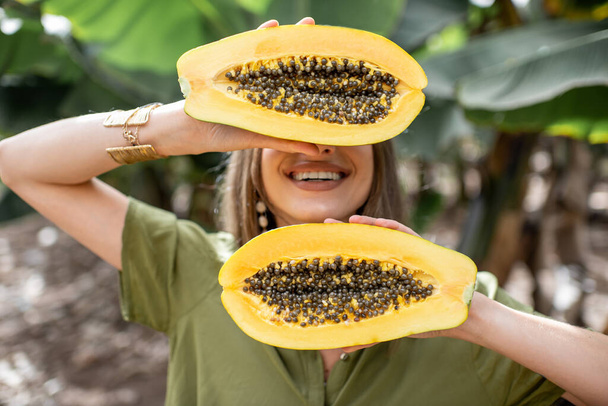 Portrait of a woman with papaya fruit - Foto, Imagem