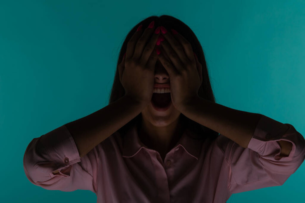 Stressed woman closed her eyes and screaming isolated. - Foto, imagen