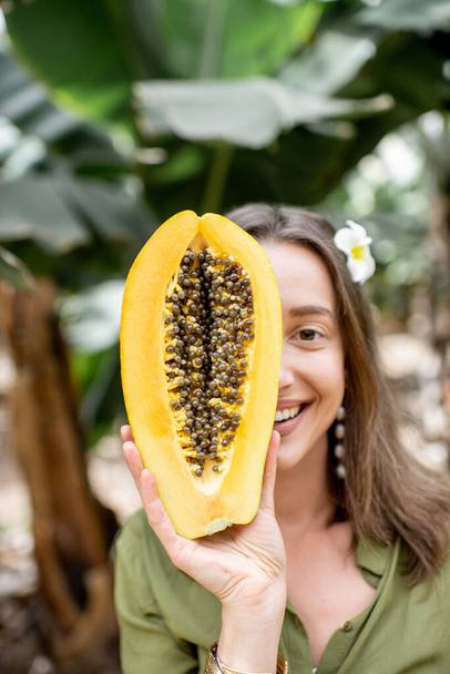 Portrait of a woman with papaya fruit - Fotoğraf, Görsel