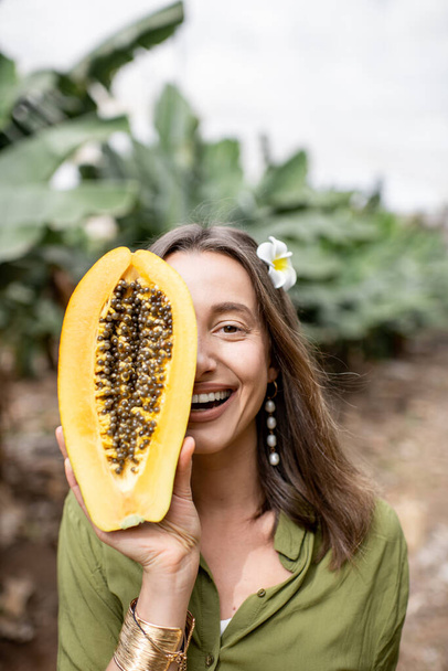 Portrait of a woman with papaya fruit - Foto, imagen