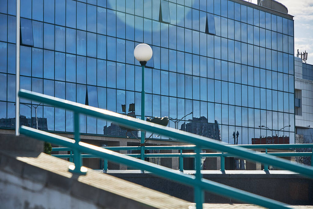 Bankenzentrum, Geschäftszentrum in Unschärfe gegenüber blauem Himmel - Foto, Bild