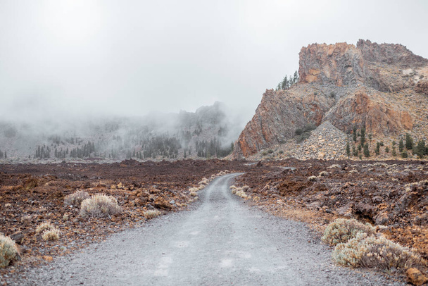 Мальовничі скелясті гори на вулканічній долині
 - Фото, зображення