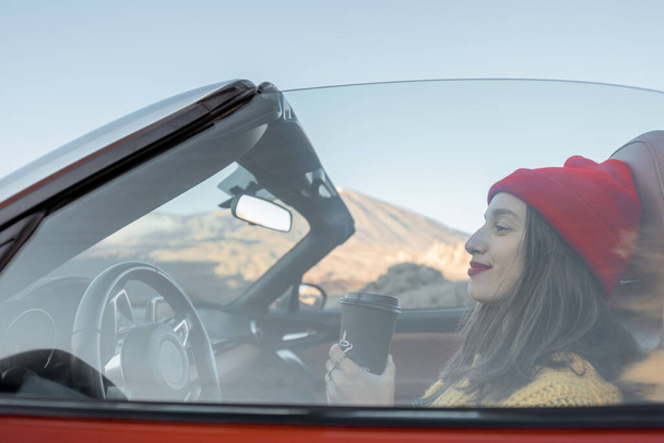 Frau fährt Auto mit Kaffeetasse - Foto, Bild