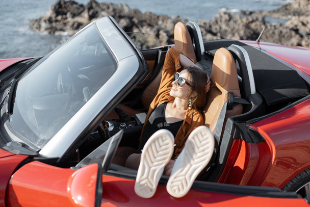 Mujer disfrutando de vacaciones de verano mientras viaja en coche
 - Foto, Imagen