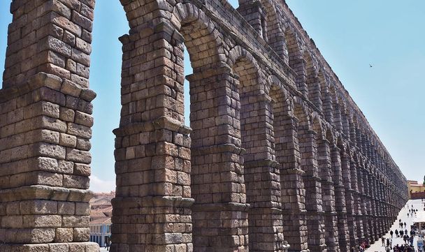 Roman aqueduct of Segovia seen from below with blue sky - Foto, afbeelding
