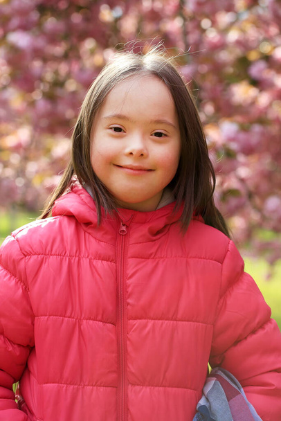 Tyttö puistossa kukkivat sakura
 - Valokuva, kuva